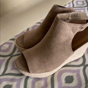 Woman wedge shoes very nice